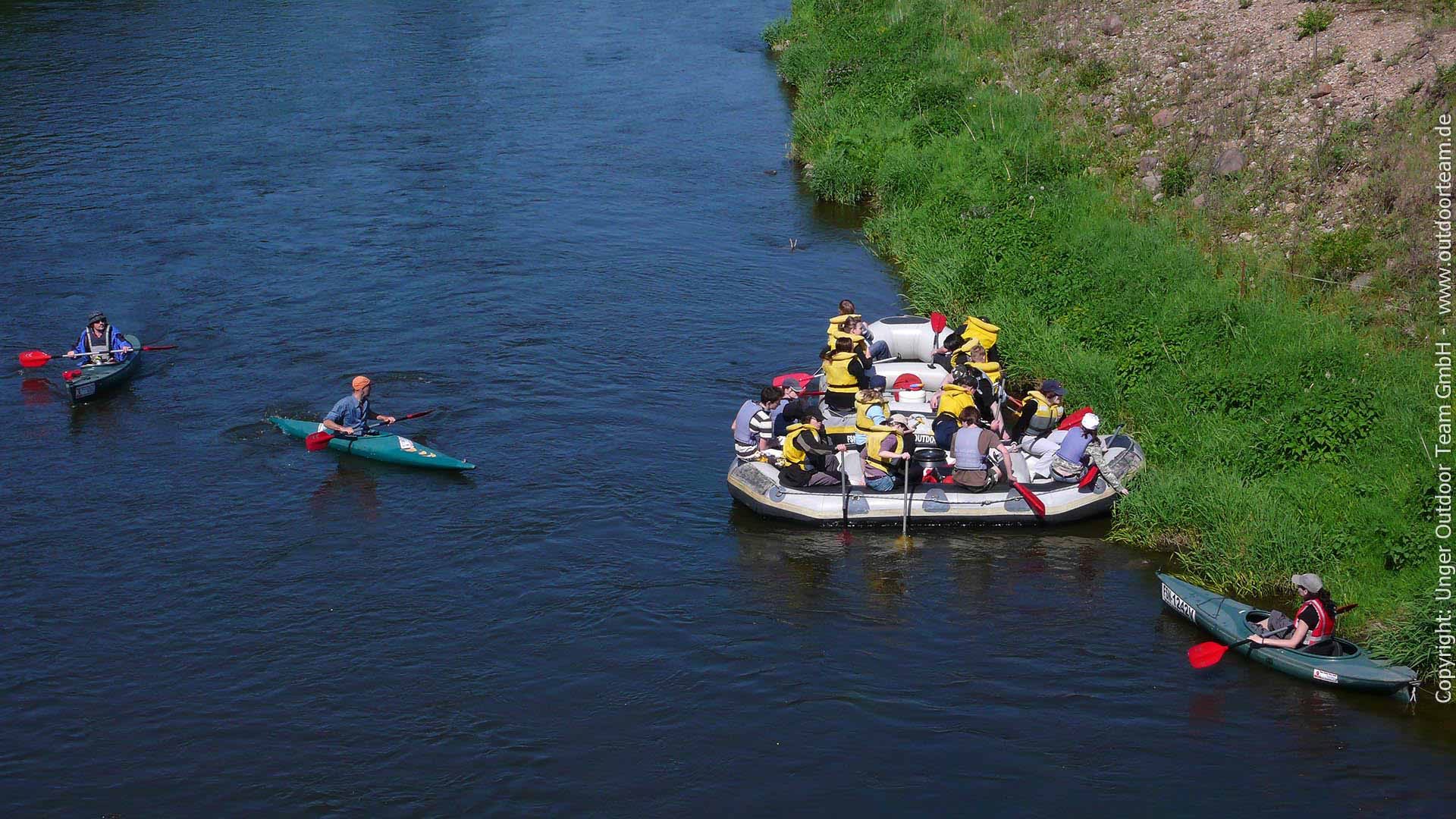 Tourstart einer Gruppe Wasserwanderer mit 2 großen Schlauchbooten und einigen Kajaks. (Strecke G Klosterbuch nach Leisnig)
